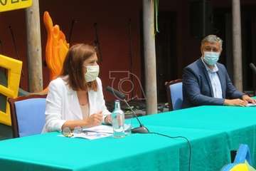 La alcaldesa Carmen Hernández y el concejal Servando Hernández durante la presentación del programa festivo/TA.